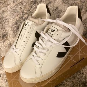 VEJA ESPLAR LEATHER LOW-TOP SNEAKERS (NWT)